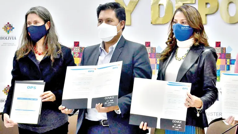 El ministro de Salud, Jeyson Auza (c) y miembros de la cooperación internacional tras la entrega de la donación. ABI