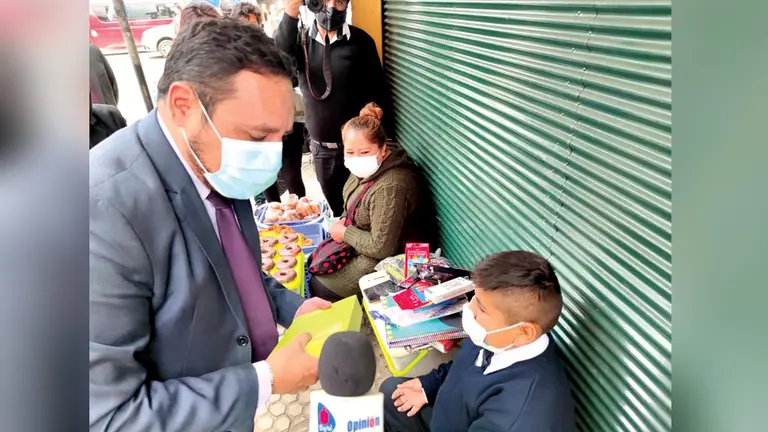 El concejal Diego Murillo al momento de entregar los regalos a Thiago. CLAUDIO ROJAS