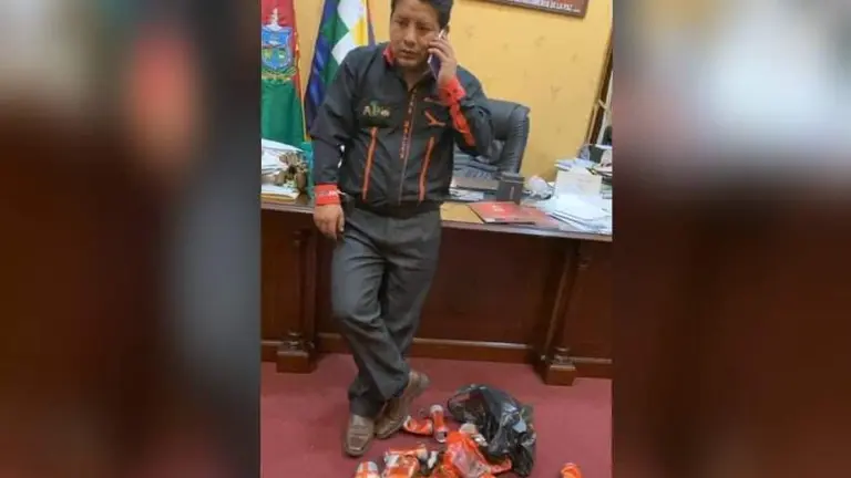 El gobernador Santos Quispe, en la imagen que fue viralizada en redes sociales. RRSS