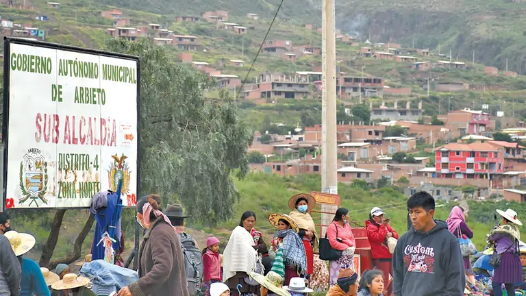 Vecinos del Distrito 4 de Arbieto durante el bloqueo de la carretera al Valle Alto. DICO SOLÍS