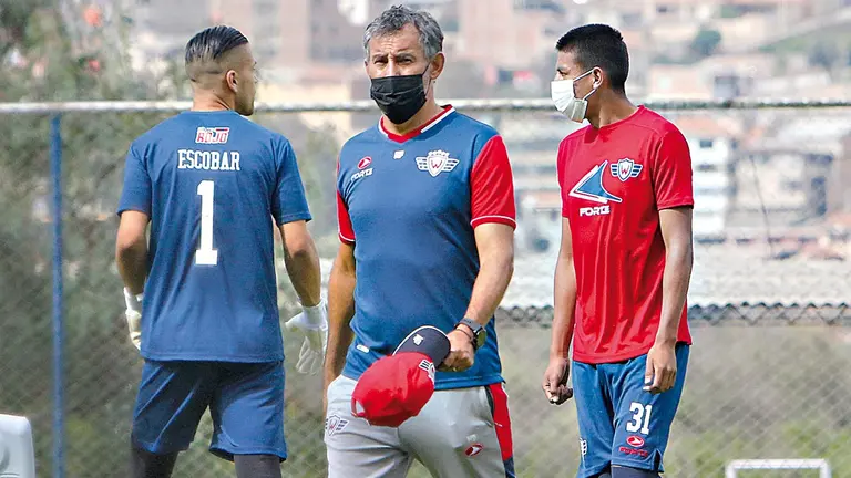 El director técnico de Wilster, Miguel Ponce, dirige las prácticas. APG