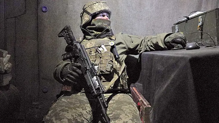 Un militar ucraniano descansa en un refugio, en Ucrania. EFE