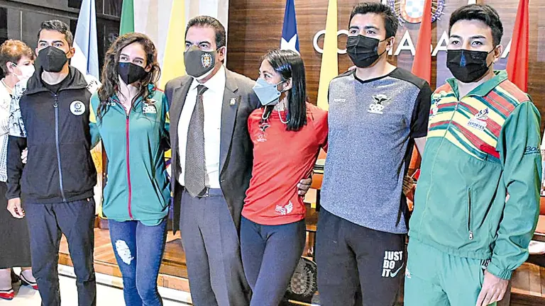 Algunos atletas bolivianos  durante la presentación del torneo Sudamericano Indoor. DICO SOLÍS