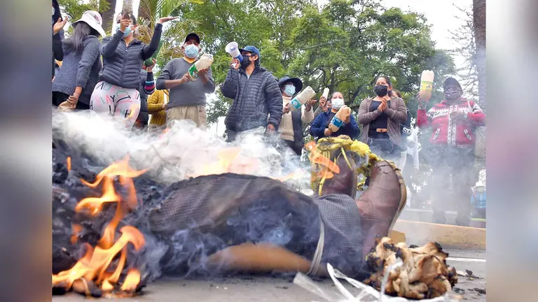 Un grupo de comerciantes quema un muñeco en la plaza principal 14 de Septiembre. DICO SOLÍS