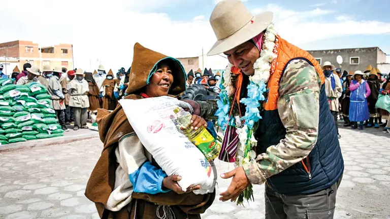 El viceministro Juan Carlos Calvimontes entrega víveres a una mujer en Oruro. CORTESÍA