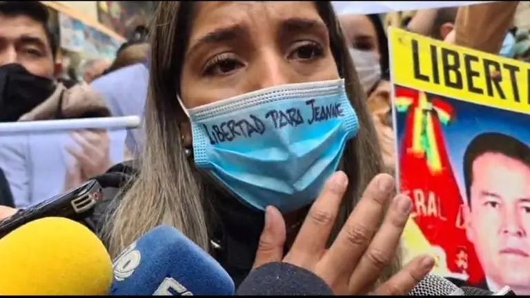 Carolina Ribera, hija de la exmandataria Jeanine, en el plant&oacute;n a favor de su madre, mientras marcha el juicio. CAPTURA P&Aacute;GINA SIETE