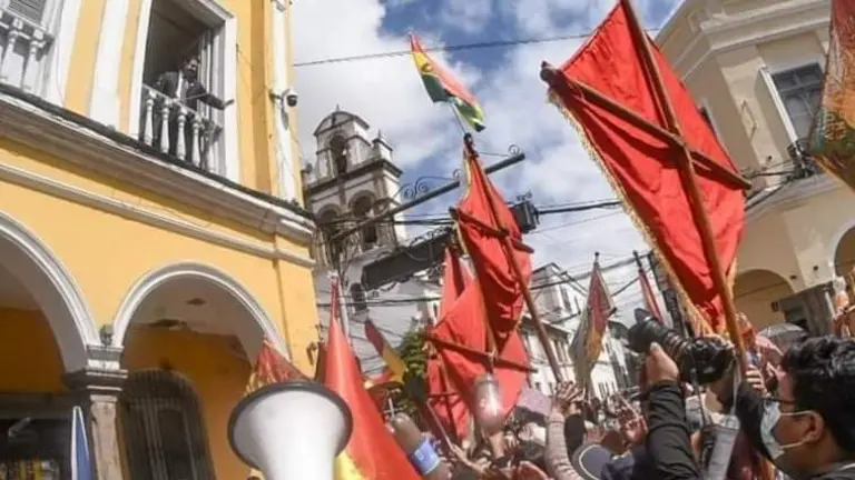 Comerciantes escuchan el pronunciamiento del alcalde Manfred Reyes Villa, desde el balc&oacute;n edil. DICO SOL&Iacute;S