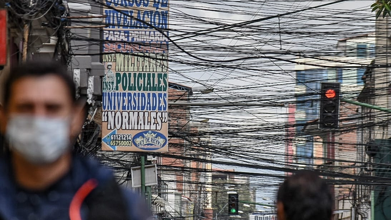 El enmara&ntilde;ado de cables en v&iacute;as del centro de la ciudad de Cochabamba. DICO SOL&Iacute;S