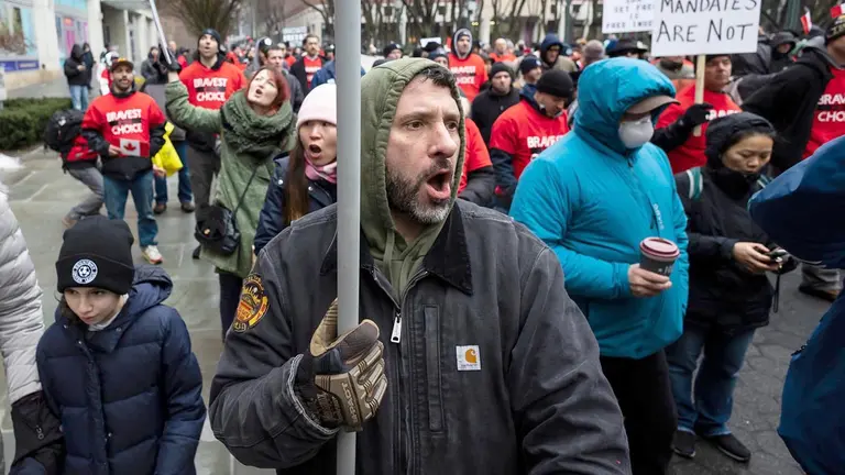 Varios centenares de personas marcharon por las calles de la ciudad para protestar por estos requisitos y pedir el fin de las restricciones contra la COVID-19.&nbsp;Fotografía de archivo.&nbsp;EFE