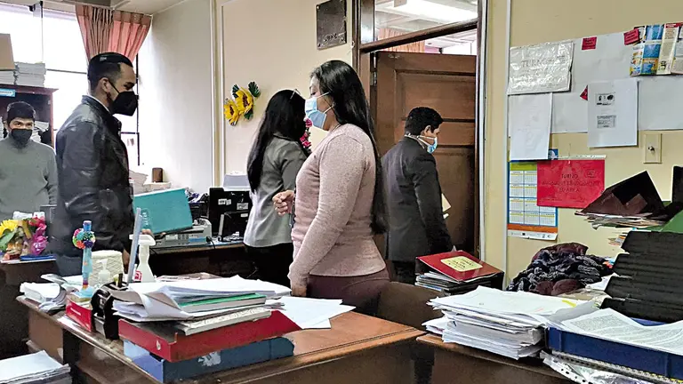 Comisión del Consejo de la Magistratura ingresa a uno de los juzgados de Ejecución Penal en Cochabamba. MARIELA COSSÍO