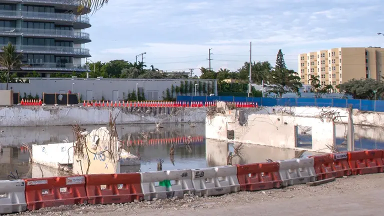 Fotografía de archivo de la zona donde estaba el complejo de apartamentos Champlain Towers, cuya mitad colapsó y la otra fue derrumbada,en la ciudad de Surfside, Florida (EEUU). EFE