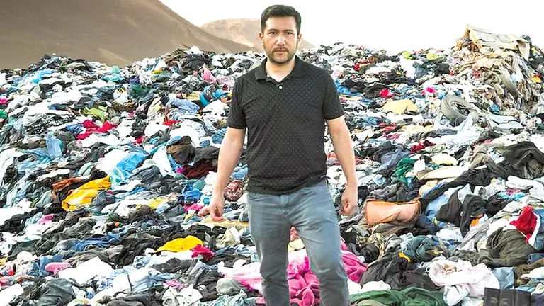 El encargado de residuos de la Secretaría Regional del Medioambiente junto a los desechos de ropa. NICOLÁS VARGAS-FERNANDA PAÚL