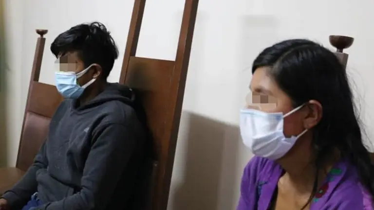 El padre y la madrastra del ni&ntilde;o Jheremy durante su audiencia de medidas cautelares. AGENCIA JUDICIAL DE NOTICIAS