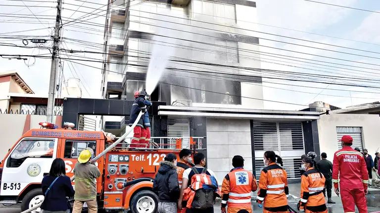 Bomberos y voluntarios sofocan el incendio en un departamento de la zona de Cala Cala.    RUBÉN RODRÍGUEZ 