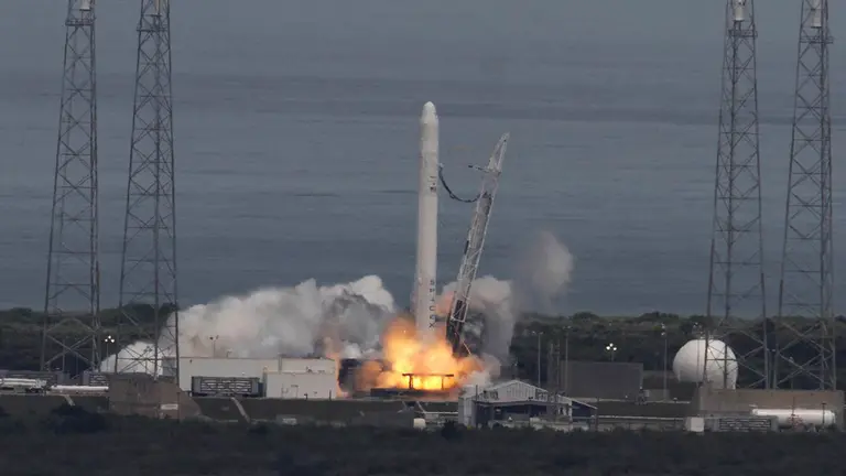 Fotograf&iacute;a de archivo de una vista del lanzamiento del Falcon 9, un cohete privado desarrollado por la empresa SpaceX con el apoyo de la NASA. EFE