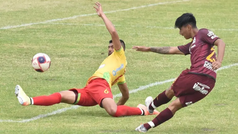 Una acción del encuentro entre Palmaflor y The Strongest, por la fecha 2 del Apertura 2022. RUBÉN RODRÍGUEZ