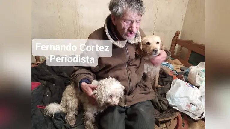 Don Hoolt, con uno de los perros que viven con él en su habitación de El Alto. FERNANDO CORTEZ
