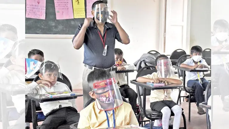 Un profesor dicta clases presenciales a sus estudiantes. DICO SOLÍS