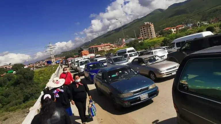 Los veh&iacute;culos, en el embotellamiento causado por los bloqueos en la zona de El Abra. MARIELA COSS&Iacute;O