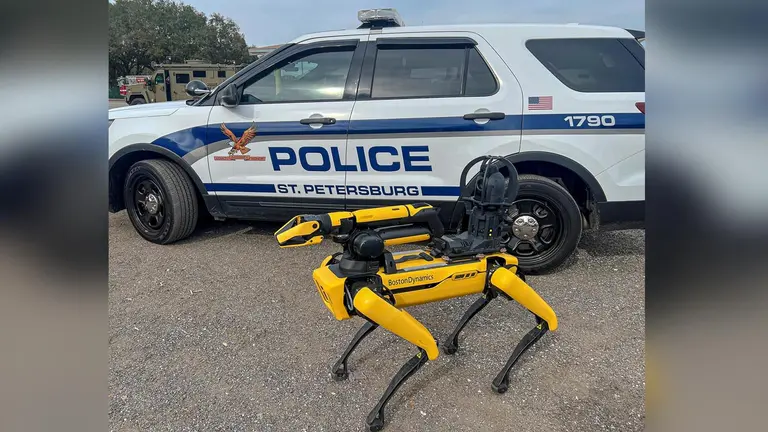 Fotografía cedida por el Departamento de Policía de St. Petersburg (Florida) en el que se registró a Spot, el perro robot de la empresa Boston Dynamics, que será usado por este cuerpo de policía. EFE