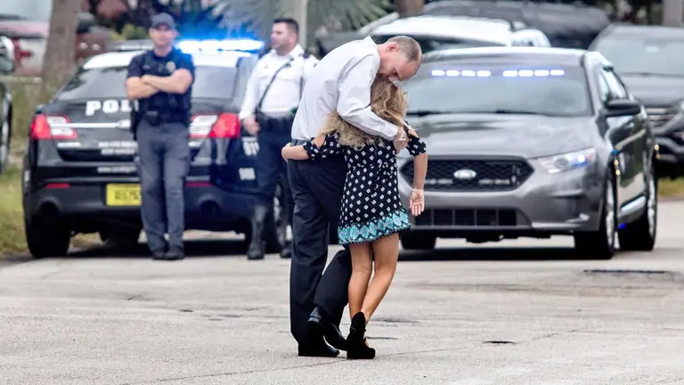 Un hombre consuela a una niña después de un tiroteo, imagen de archivo. EFE