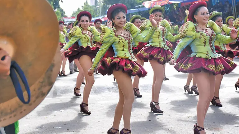 Un grupo de chicas baila caporales en una versión pasada del Corso. DICO SOLÍS