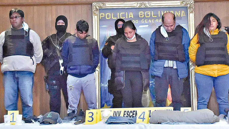 Atracadores de un librecambista son presentados en conferencia de prensa. APG