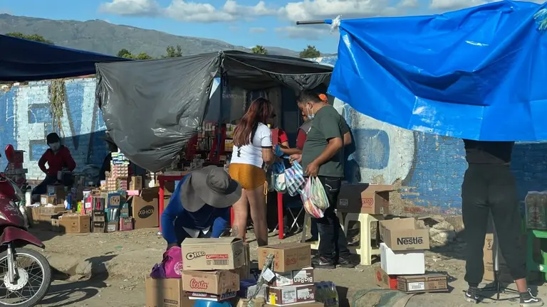 Vendedores de productos de contrabando instalados en la avenida Luis Uriona caso Juana Padilla, en afueras del Complejo ex Toyocar. OPINI&Oacute;N
