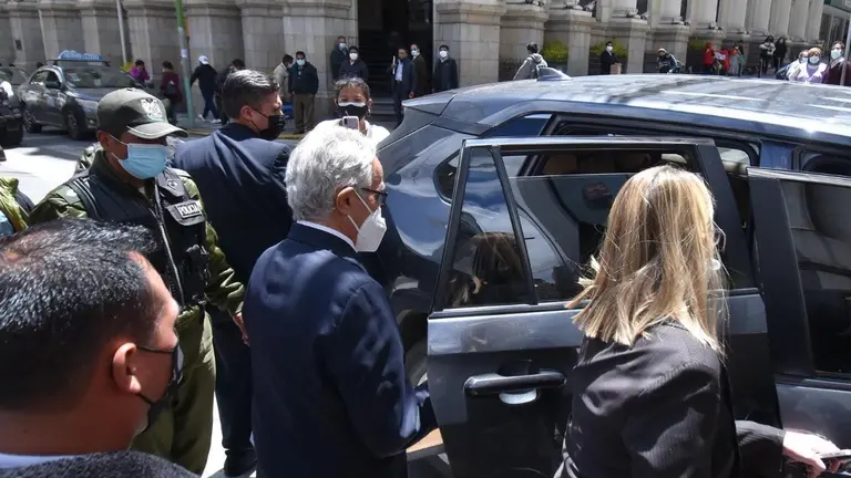El Relator de la ONU, Diego Garc&iacute;a Say&aacute;n, sube a un veh&iacute;culo. APG