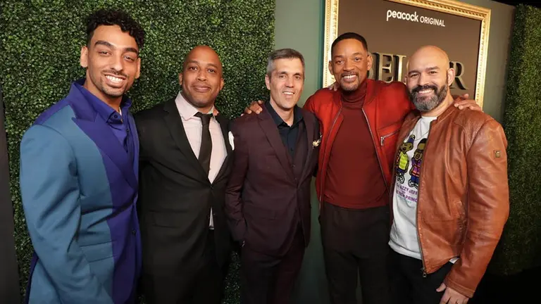 El actor Jabari Banks (3i) junto a los productores ejecutivos (i-d) Morgan Cooper, Rasheed Newson, TJ Brady, Terence Carter, y Will Smith durante la presentaci&oacute;n de la serie "Bel-Air"./ EFE