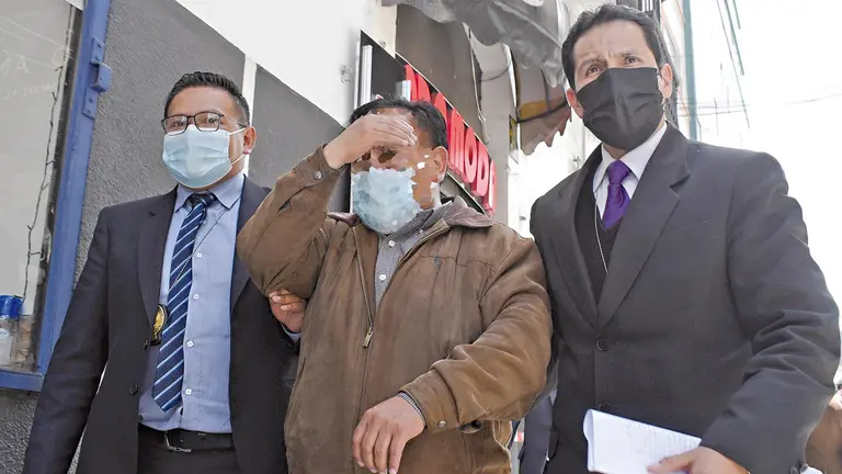 Aprehenden a juez que liberó a un asesino que está siendo buscado. APG