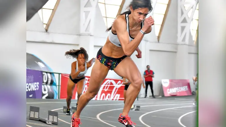 Una atleta, durante una prueba indoor. DICO SOLÍS