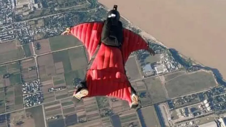 Momento en que Lobaton se encuentra en el aire. Captura