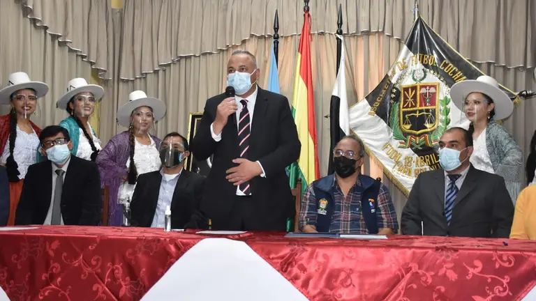 El presidente de la Federación Boliviana de Fútbol (FBF), Fernando Costa (c), se dirige a los medios de comunicación, durante el regreso de la AFC a la sede de la calle Ecuador. RUBÉN RODRÍGUEZ