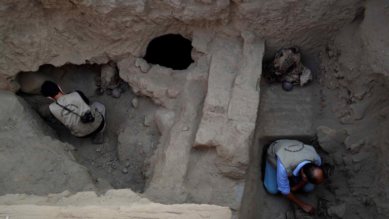 Zona de excavaci&oacute;n del complejo arqueol&oacute;gico de Cajamarquilla.         EFE
