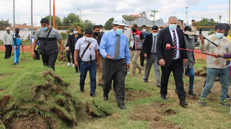 El alcalde de Quillacollo, Héctor Cartagena, y el presidente de la FBF, Fernando Costa (c), durante la inspección al estadio Municipal de Quillacollo. GAMQ