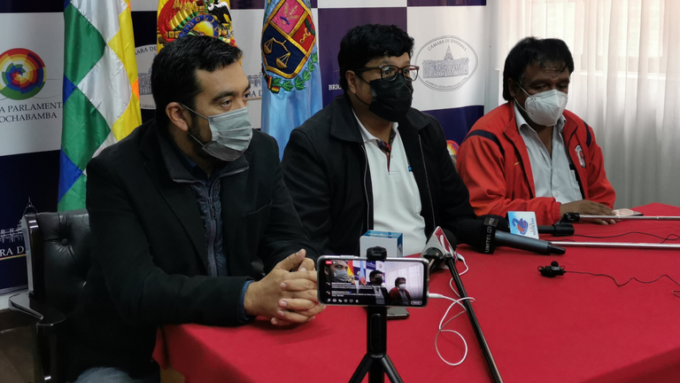El Viceministro de Autonom&iacute;as y parlamentarios cochabambinos, este mi&eacute;rcoles. MELISSA REVOLLO