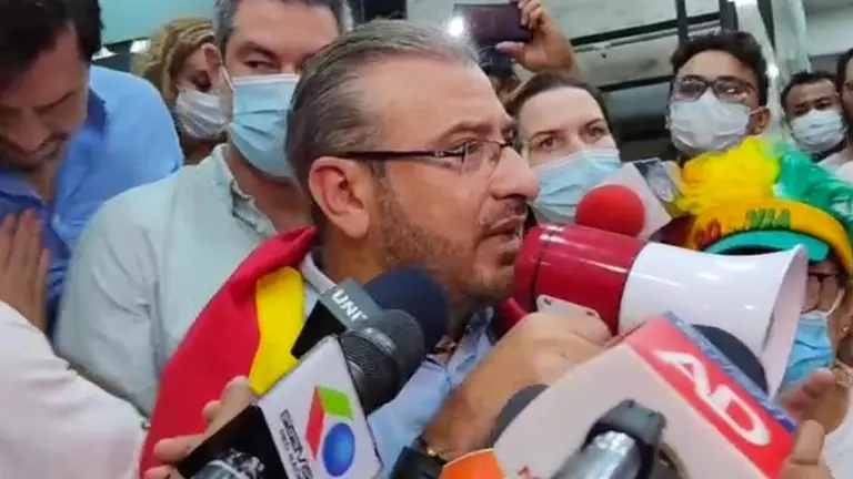 El cívico cruceño Rómulo Calvo tras salir de su audiencia. ERBOL