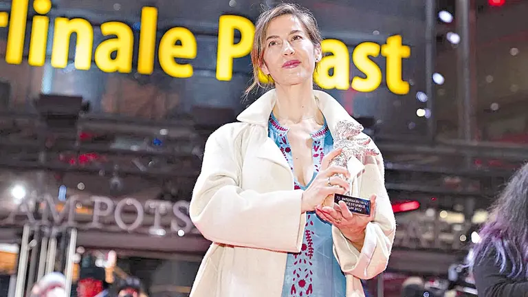 La cineasta Natalia López muestra el Oso de Plata que ganó. INSTAGRAM DANIELA LÓPEZ