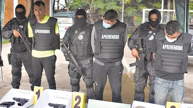Policía presenta a los extranjeros sindicados por asesinato y otros delitos. DICO SOLÍS