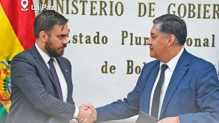 Eduardo del Castillo (i) y el fiscal general, Juan Lanchipa. MINISTERIO DE GOBIERNO