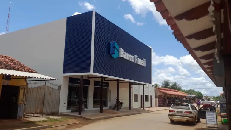 La fachada de una sucursal del Banco Fassil.