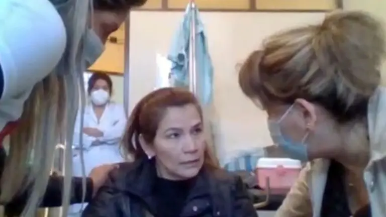 Jeanine &Aacute;&ntilde;ez, junto a su abogada (d) y su hija Carolina Ribera. CAPTURA DE VIDEO