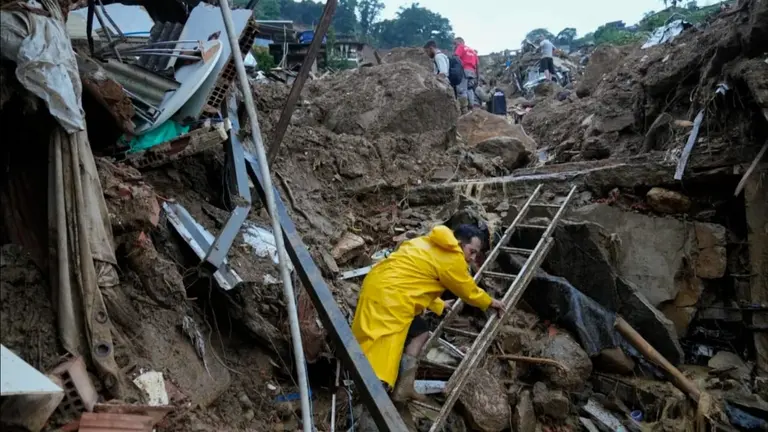 Ciudadanos brasile&ntilde;os buscan a sus familiares desaparecidos, luego de las inundaciones en Petr&oacute;polis. LA NACI&Oacute;N