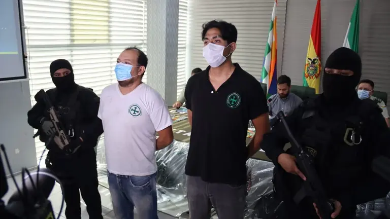 Dos de los aprehendidos pertenecientes a la Uni&oacute;n Juvenil Cruce&ntilde;ista. Foto: Ministerio de Gobierno.