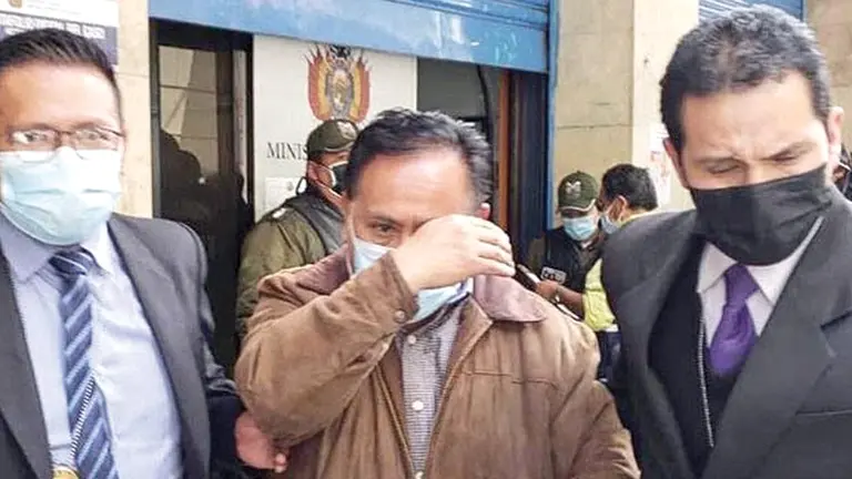 El juez Abraham Aguirre (c) es trasladado a la cárcel tras su audiencia cautelar. LA RAZÓN