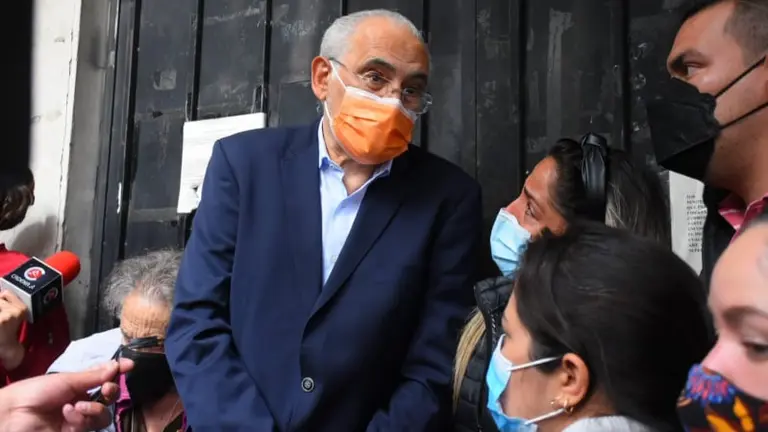 Carlos Mesa, en puertas de la c&aacute;rcel Miraflores, cuando se present&oacute; el jueves con la intenci&oacute;n de visitar a Jeanine &Aacute;&ntilde;ez. APG