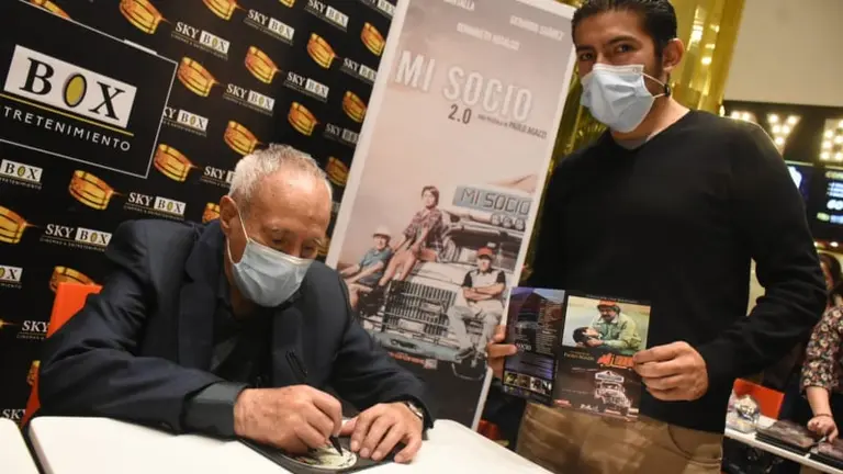 David Santalla regala aut&oacute;grafos a sus fans. DICO SOL&Iacute;S
