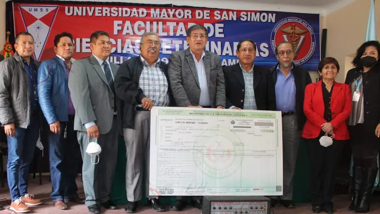 Una imagen de la entrega del registro de propiedad de inmueble de la Facultad de Veterinaria de la UMSS. GAMQ