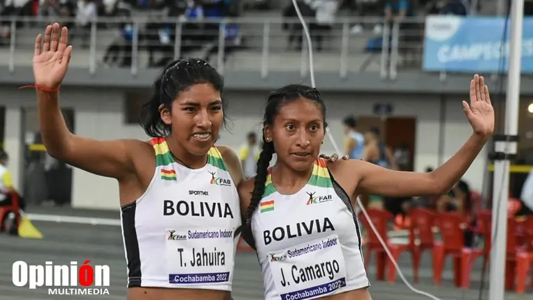 Camargo y Jahuira saludan a las tribunas tras lograr la medalla dorada en el Sudamericano Indoor de Atletismo. DICO SOL&Iacute;S